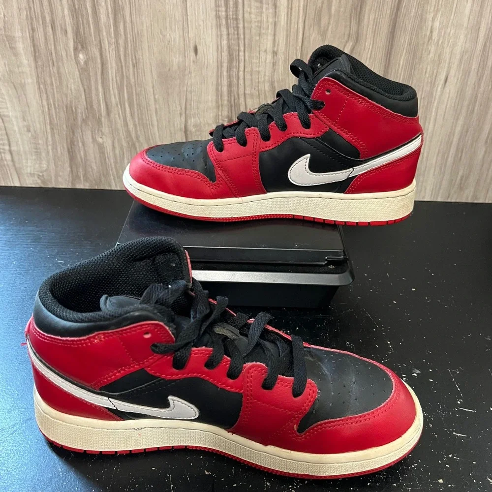 Jordan 1 Mid Gym Red Black White GS Shoe Size 5Y DQ8423-061 Black/Gym Red/White
